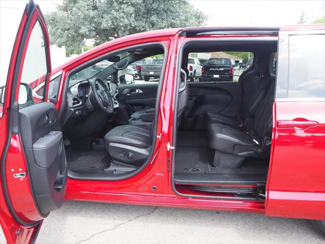 2025 Chrysler Voyager LX