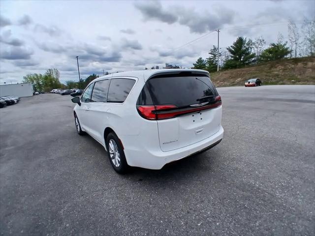 2026 Chrysler Pacifica Select AWD