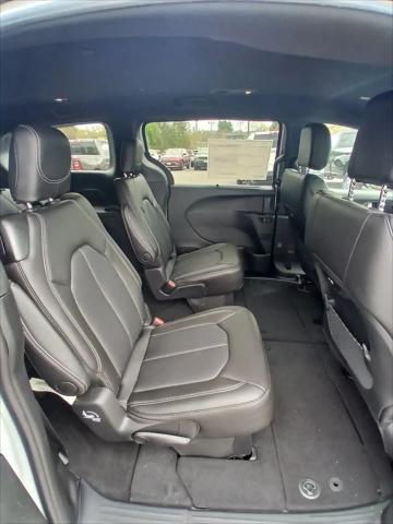 2026 Chrysler Pacifica Select AWD