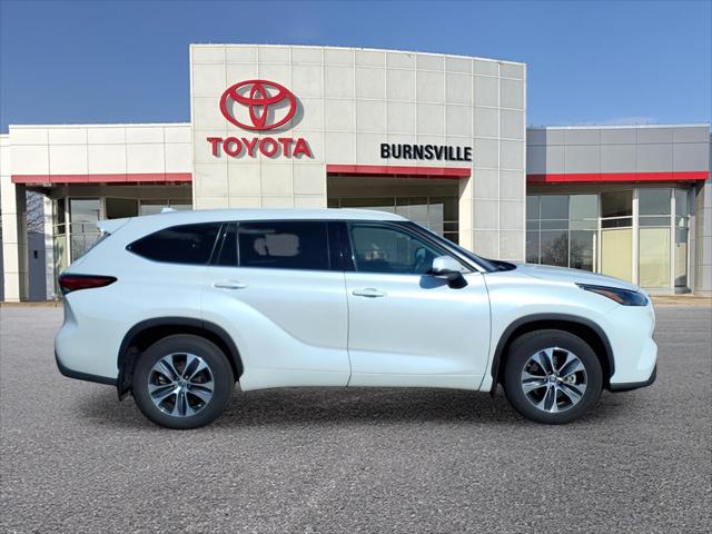 Used 2022 Toyota Highlander XLE with VIN 5TDGZRBH9NS191076 for sale in Burnsville, Minnesota
