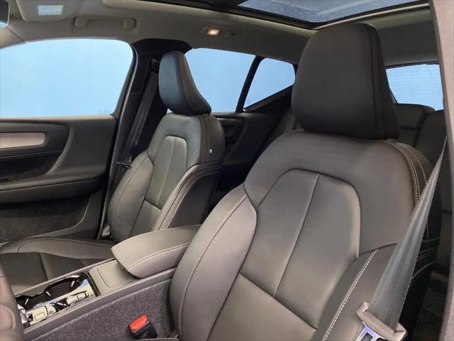 2026 Volvo XC40 Plus, B5 AWD Gas (mild hybrid), Dark