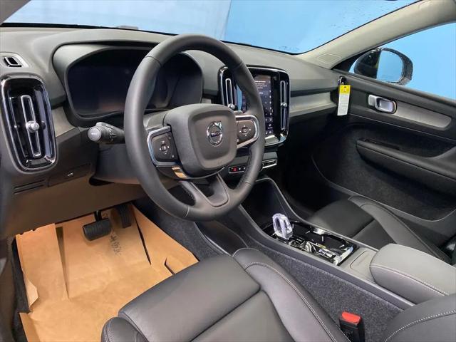 2026 Volvo XC40 Plus, B5 AWD Gas (mild hybrid), Dark