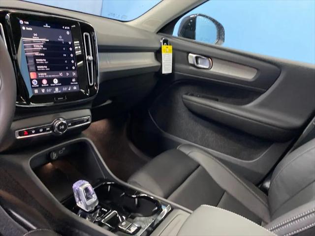 2026 Volvo XC40 Plus, B5 AWD Gas (mild hybrid), Dark