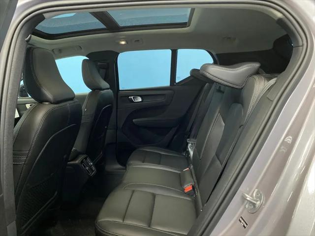 2026 Volvo XC40 Plus, B5 AWD Gas (mild hybrid), Dark