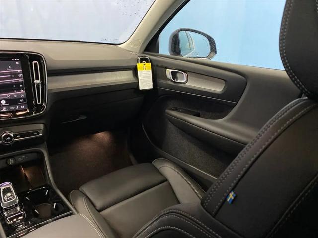 2026 Volvo XC40 Plus, B5 AWD Gas (mild hybrid), Dark