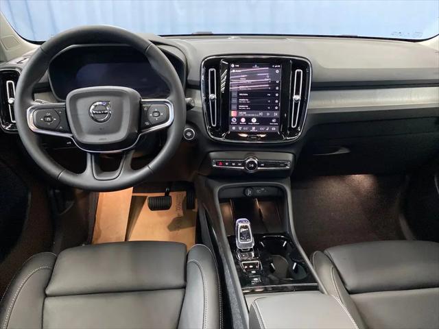 2026 Volvo XC40 Plus, B5 AWD Gas (mild hybrid), Dark