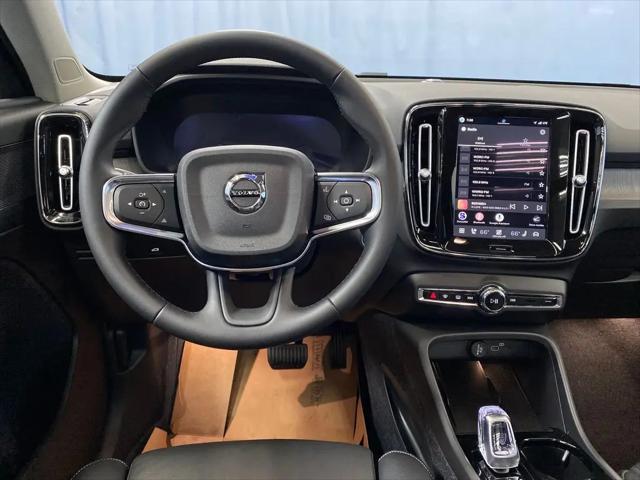 2026 Volvo XC40 Plus, B5 AWD Gas (mild hybrid), Dark