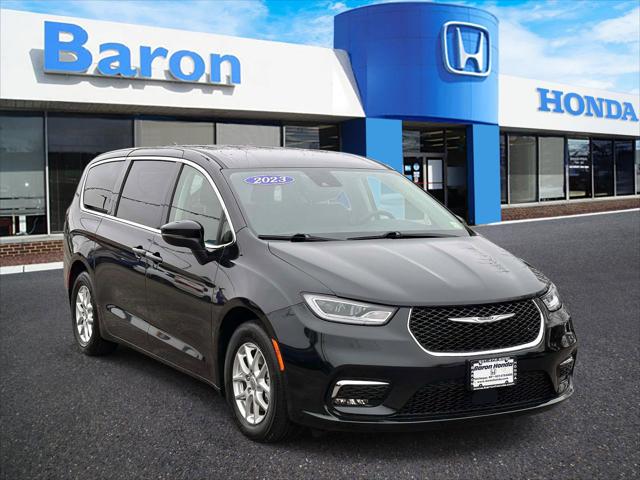 2023 Chrysler Pacifica Touring L for sale in Patchogue, NY