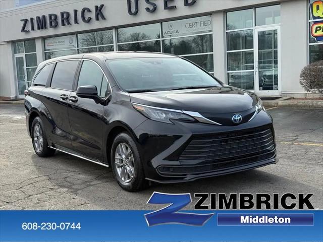 2025 Toyota Sienna LE for sale in Middleton, WI