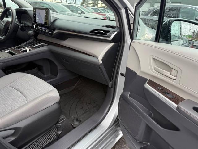 2023 Toyota Sienna LE