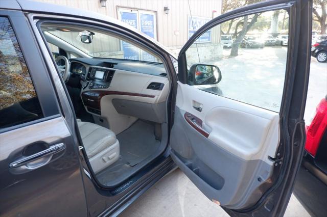 2012 Toyota Sienna XLE V6 8 Passenger