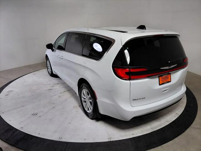 2026 Chrysler Pacifica Select AWD