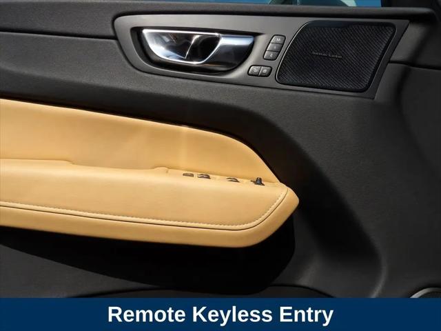 2023 Volvo XC60 B5 Ultimate Bright Theme