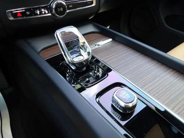 2023 Volvo XC60 B5 Ultimate Bright Theme