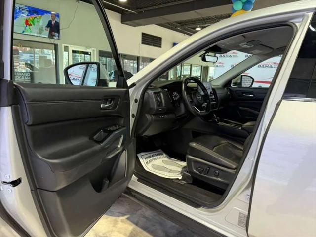 2025 Nissan Pathfinder SL FWD