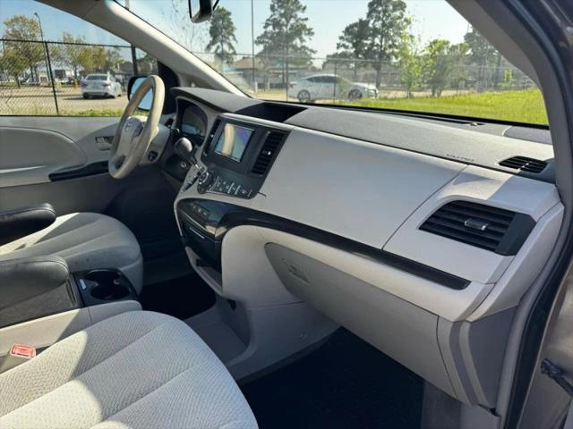 2013 Toyota Sienna LE V6 8 Passenger