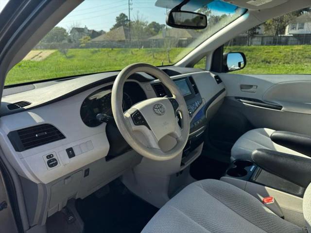 2013 Toyota Sienna LE V6 8 Passenger