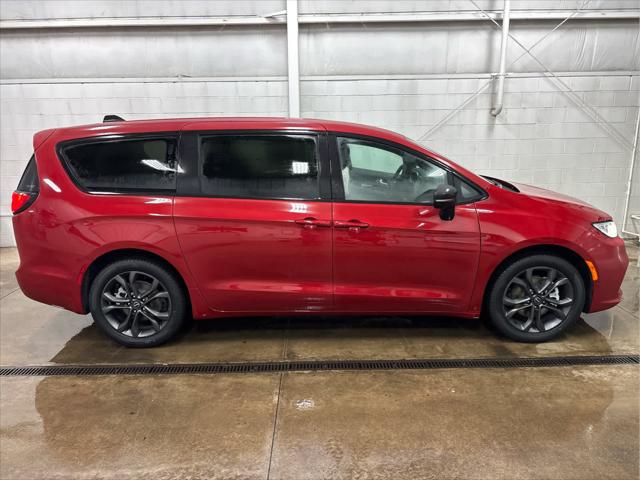 New 2026 Chrysler Pacifica For Sale in Wilmington, OH