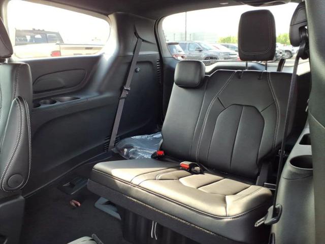 2026 Chrysler Pacifica Select AWD