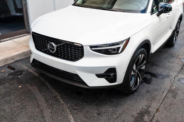 2025 Volvo XC40 B5 Plus Dark Theme