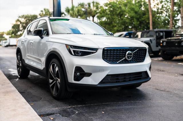 2025 Volvo XC40 B5 Plus Dark Theme
