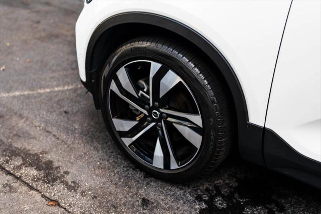 2025 Volvo XC40 B5 Plus Dark Theme
