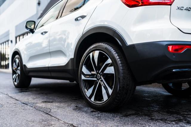 2025 Volvo XC40 B5 Plus Dark Theme