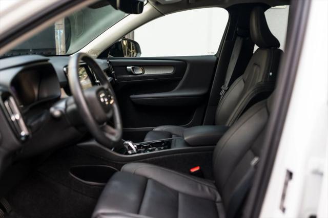 2025 Volvo XC40 B5 Plus Dark Theme