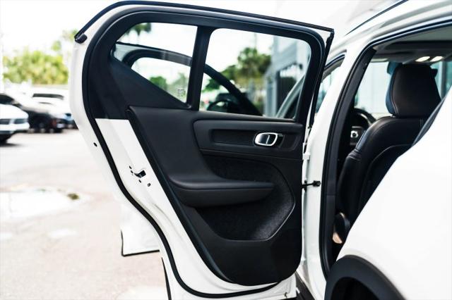 2025 Volvo XC40 B5 Plus Dark Theme