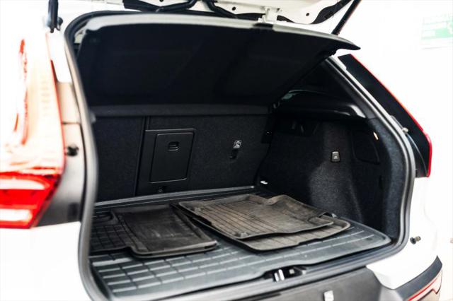 2025 Volvo XC40 B5 Plus Dark Theme