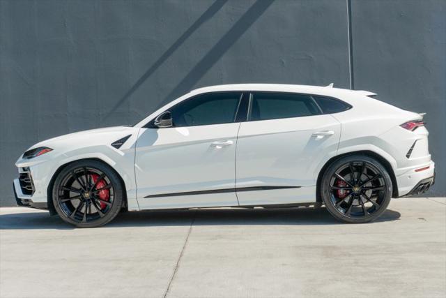 2021 Lamborghini Urus Pearl Capsule