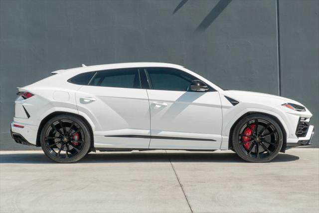 2021 Lamborghini Urus Pearl Capsule