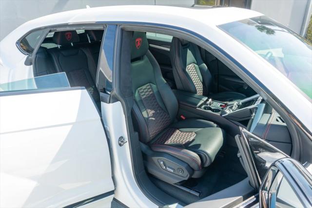 2021 Lamborghini Urus Pearl Capsule