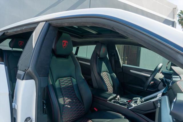 2021 Lamborghini Urus Pearl Capsule