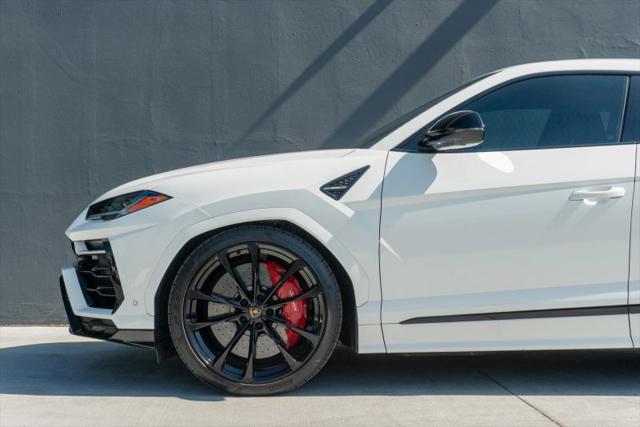 2021 Lamborghini Urus Pearl Capsule