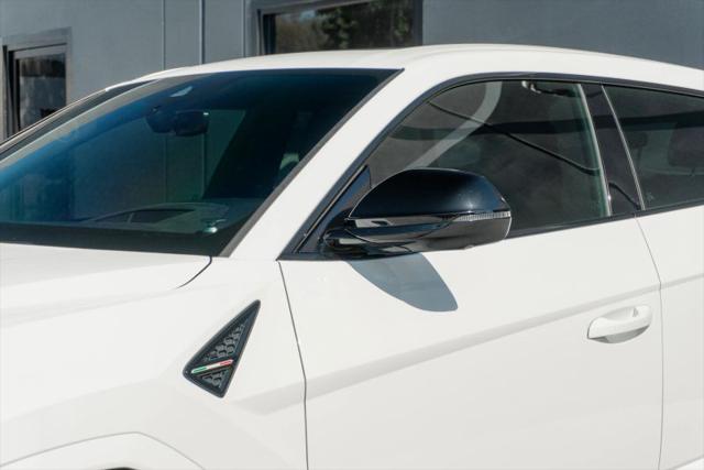 2021 Lamborghini Urus Pearl Capsule