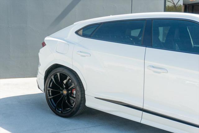 2021 Lamborghini Urus Pearl Capsule