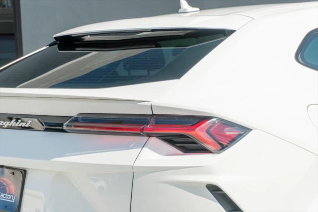 2021 Lamborghini Urus Pearl Capsule