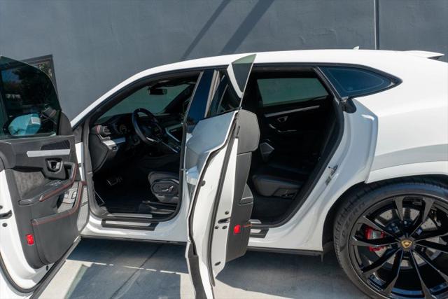 2021 Lamborghini Urus Pearl Capsule