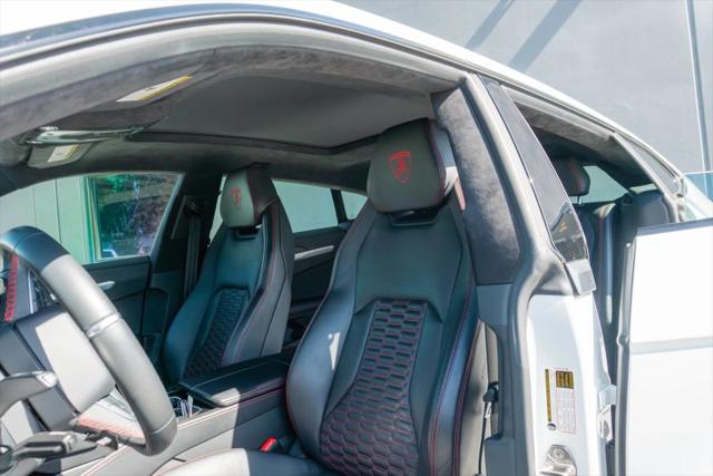 2021 Lamborghini Urus Pearl Capsule