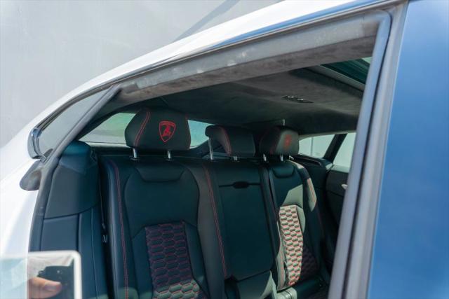 2021 Lamborghini Urus Pearl Capsule