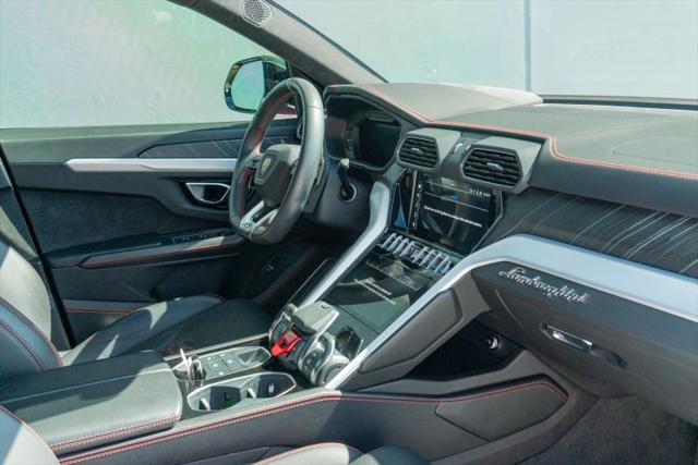2021 Lamborghini Urus Pearl Capsule