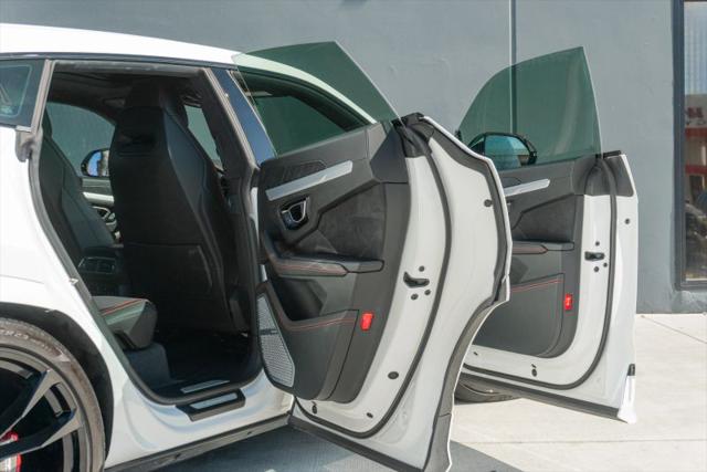 2021 Lamborghini Urus Pearl Capsule