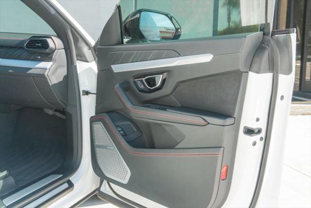 2021 Lamborghini Urus Pearl Capsule