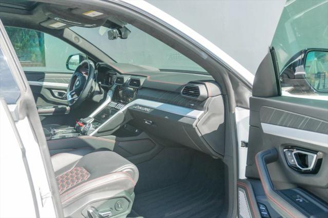 2021 Lamborghini Urus Pearl Capsule