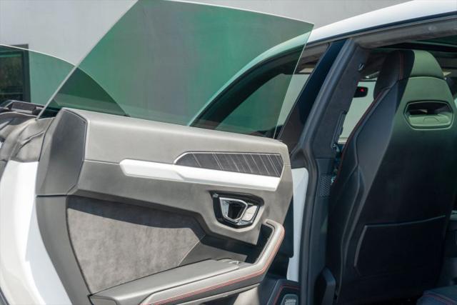 2021 Lamborghini Urus Pearl Capsule