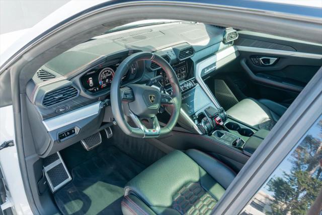 2021 Lamborghini Urus Pearl Capsule