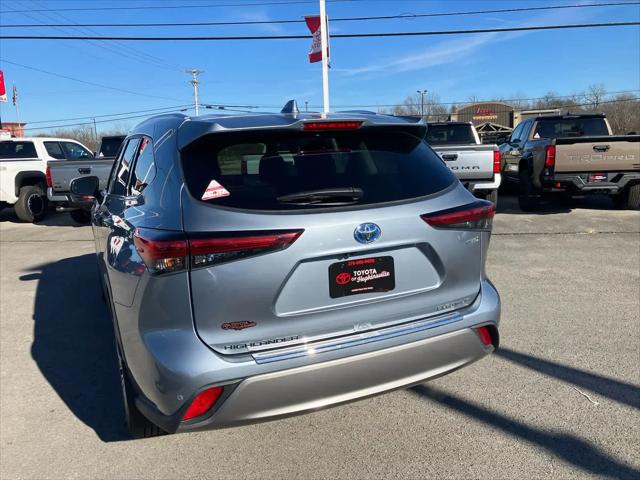2023 Toyota Highlander Hybrid Platinum
