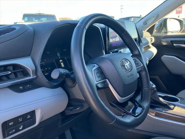 2023 Toyota Highlander Hybrid Platinum