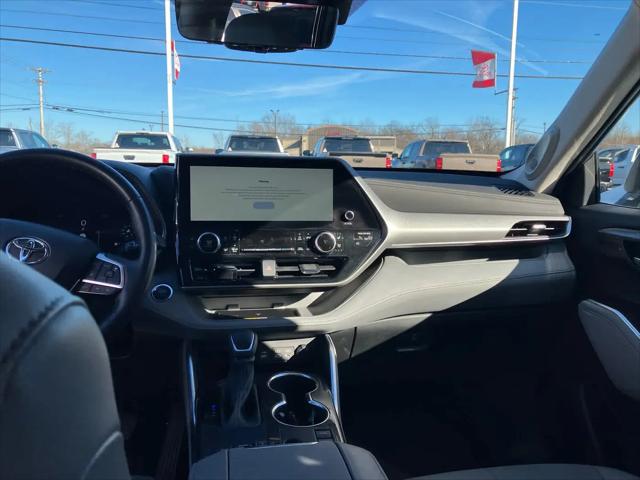 2023 Toyota Highlander Hybrid Platinum